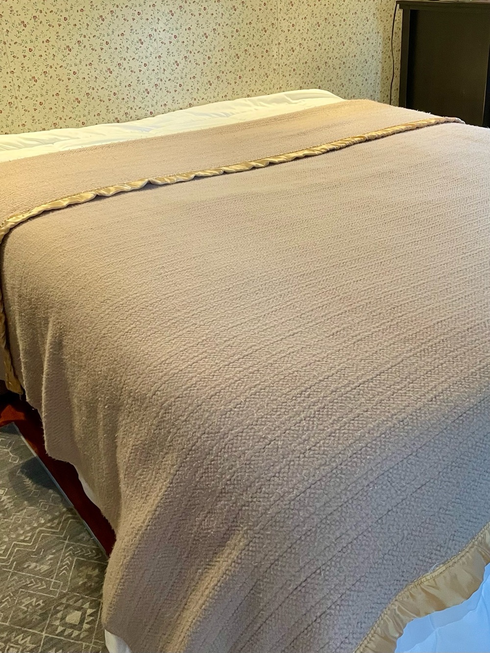 Thermal weave blanket with satin ruffle binding, full/queen size, vintage